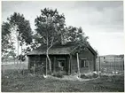 Munktorp sn, Köping kn, Gränby.
Gränby nr 1. F.d. majorsboställe vid Västmanlands regemente. Hönshus. 1949.