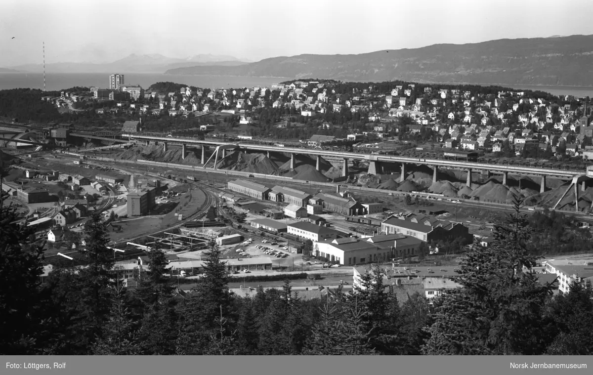 Malmkaia, jernbaneverkstedet og lokomotivstallen i Narvik sett fra Fagernesfjellet.