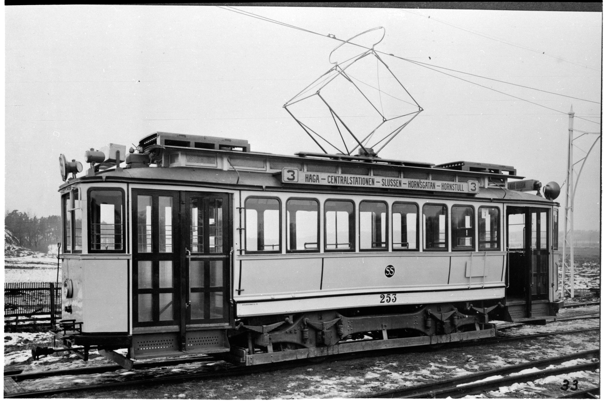 Aktiebolaget Stockholms Spårvägar, SS A8 253, linje 3 som gick mellan Haga och Hornstull. Fotograferad vid Hagalund järnvägsstation.