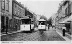 Jönköpings Spårvägar, JS spårvagnar 4 och 2 på Västra Storgatan mot väster. Bakom vagn 2 syns växeln till spåret mot Barnarpsgatan och där bortom upphör mötesspåret.