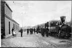 Helsingborg - Råå - Ramlösa Järnväg, HRRJ lok 4 med personal utanför Råå stationshus.