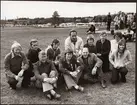 Porträttbild vid Grängesmästerskapen i orientering 1975 i Eskilstuna. Arrangör var Järnvägens Idrottsförening. Bakre raden från vänster: Ove Johansson, Gruvan Stråssa, Karl-Robert Moqvist, Nyby, J O Pettersson, OJ, Holger Eklöv, Nyby, Anders Lindeborg, TGOJ, Inga-Karin Nynabb, Metallverken och Anita Arrenius, Veda Skultuna. Främre raden från vänster Henry Johansson, Finspång, Bert Vesterlind, Nyby, Helge Gustavsson, TGOJ, Eva-Karin Nilsson, Nyby. Alla vinnare i sina klasser.