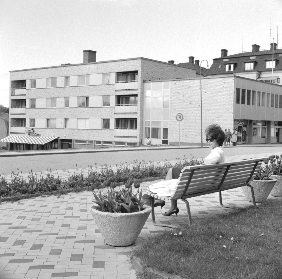 Parti av Mjölby en vårdag 1961. Platsen är närmare bestämt Kyrkogatan med blickfång mot kvarteret Domaren.