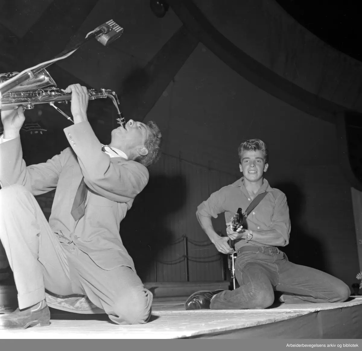 "Smiling Tommy" - Odd Gisløy - konkurrerer om å bli Oslos rocke-konge på Jordal Amfi, 4. september 1958