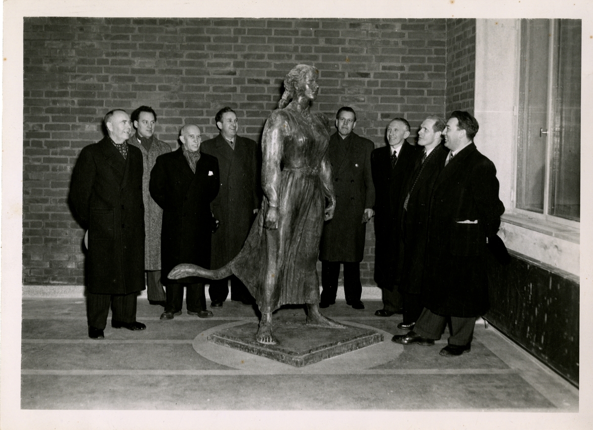 Olaf T. Ranum står helt til høyre i bildet med en gruppe menn rundt statuen "Huldra" av kunstner Dyre Vaa. Uvisst i hvilken sammenheng dette bildet er tatt i. Det er muligens ved Tandberg radiofabrikk, Kjeller, før statuen ble flyttet til Ekebergparken.