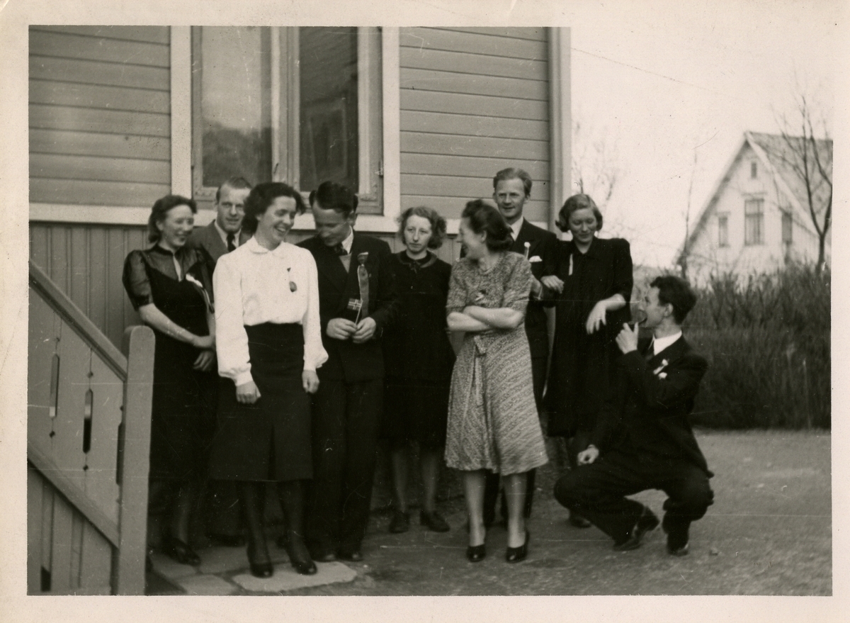 Gruppebilde utenfor bolig. Fra venstre: Dina Eilertsen, Fritjof Eilertsen, Ingeborg Ranum, Ingolf Schanke, Gudrun Ranum, Agnes Ranum Granholt Torbjørn Baustad, Gerd Baustad og usikker.