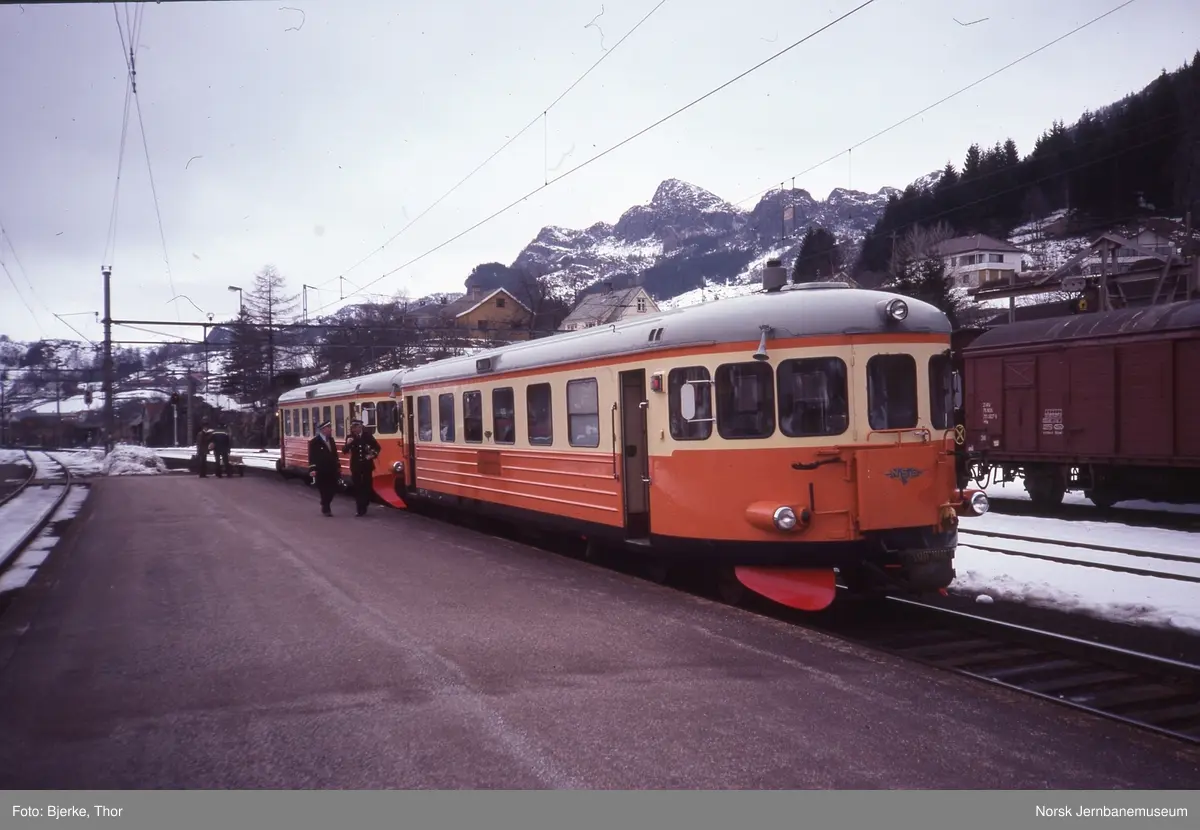 Innleide svenske motorvogner litra Y7 nr. 1136 og 1205 i persontog 3009 fra Flekkefjord på Moi stasjon