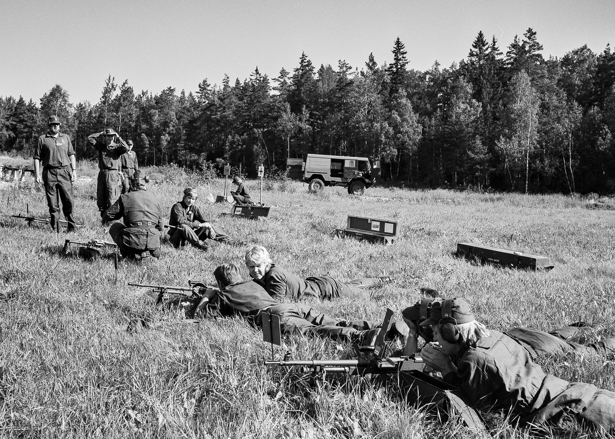 Sommaren 1978 genomfördes en samlad befälsutbildning på ksp m/58.
Här ser vi en grupp som skjuttränar på Häradsfältet. 
Längst bort ser vi fanjunkarna Svante Blomkvist, Bernt Kindlund och Lindkvist (senare P 4). Lintotten i mitten av bilden är Billy Scott.