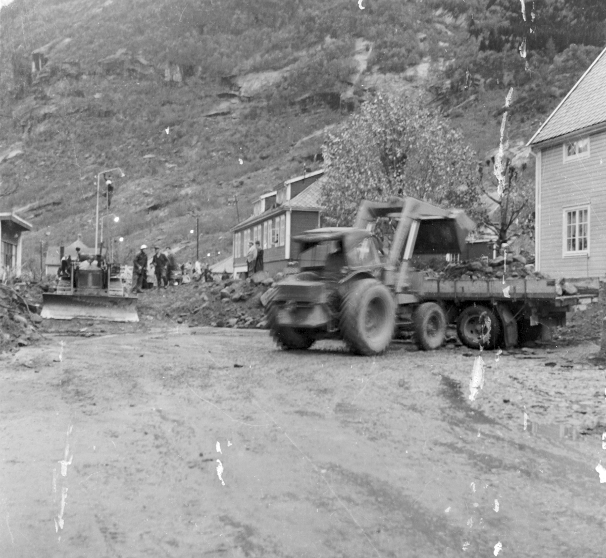 Opprydding etter flaumen på Egne Hjem i oktober 1962.
