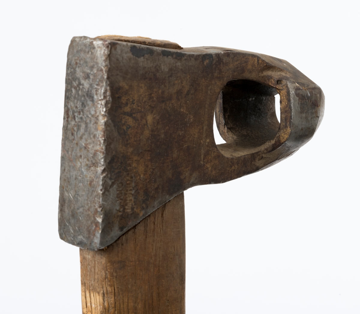 Øks - brukt til merking av fløtingstømmer i målings- og annammingsprosessen som foregikk langs vassdragene i overgangsfasen mellom vinter og vår, da tømmerstokkene etter måling formelt skiftet eier - fra skogeieren som hadde organisert hogst og framkjøring til sagbruk eller treforedlingsbedrift, som kjøpte tømmeret med sikte på videre bearbeiding til produkter som var salgbare på et større marked. 

Øksehodet (den smidde delen) er 13,5 centimeter høyt fra eggpartiet til nakken. Nakkedelen er 7,9 centimeter lang og om lag 2,6 centimeter bred bakerst, 2,2 centimeter i fronten. «Kjakene» - sideveggene rundt «øyet» (skafthullet) – smalner fra nakkepartiet mot den nedre delen av bladet. På den nedre delen av øksebladet er det en U-formet utsparing, og til endestavene (Knudsen-smedene kalte dem «stabler») er det påsveiset en cirka 3,7 centimeter høy fasslipt, profilegget «sko». Eggprofilen ble altså slått inn i yteveden på fløtingstømmeret, som tegn på hvem som eide stokkene. Øksehodet er, med unntak av den fasslipte eggen, lakkert med gulfarget lakk. Øverst på høyre side av øksehodet (sett i øksebrukerens perspektiv) finner vi stempelet «K. KNUDSEN MJØNDALEN» sammen med avbildninger av to medaljer denne smeden hadde oppnådd under vareutstillinger der han hadde vist produktene sine. Karl Henrik Knudsen (1870-1956) i Mjøndalen i Nedre Eiker patenterte denne typen merkeøkser i 1908.

Denne øksa har et drøyt 60,5 centimeter langt og forholdsvis rett treskaft (sannsynligvis ask eller hickory). Som økseskaft flest er det bredest i høyderetningen og smalest i bredderetningen i den fremre enden, og mer rundovalt bakerst. Den fremre enden av skaftet er kilet med en trekile som skulle redusere faren for at øksa løsnet fra skaftet under merkingsarbeidet.

Merkekart for Glomma knytter denne øksa til tømmer som ble annammet på vegne av firmaet Bay & Torp (merke nr. 223)

Litt generell informasjon om bruken av merkeøkser i skogbruket finnes under fanen «Opplysninger».