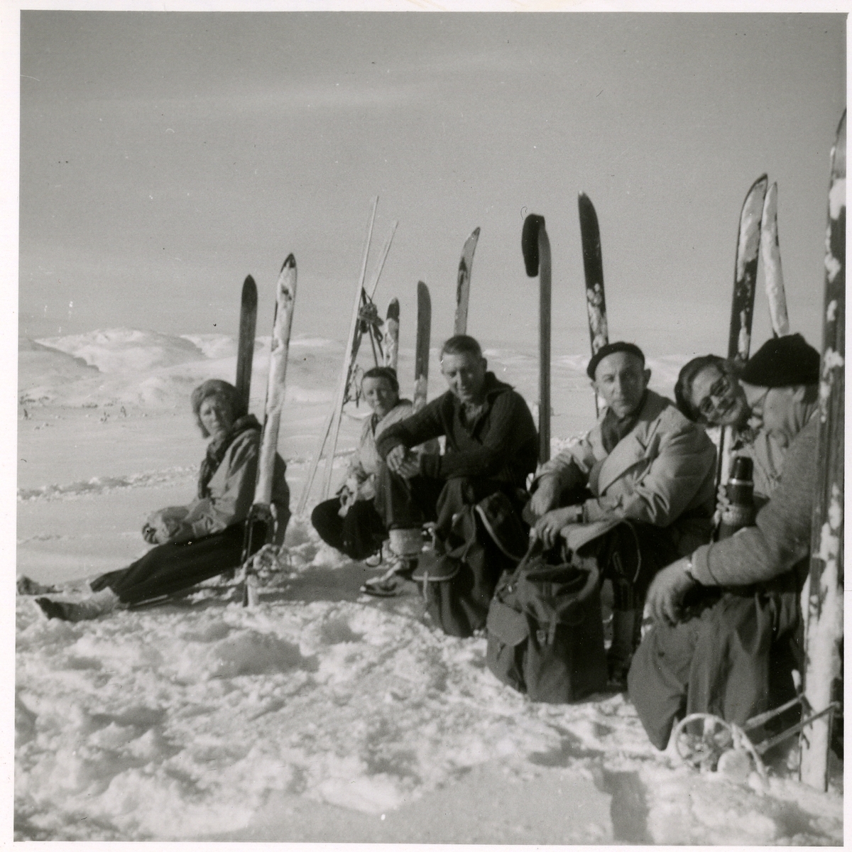 En gruppe på skitur i vinterlandskap, muligens i Meråker. Usikker på hvem menneskene i bildet er.