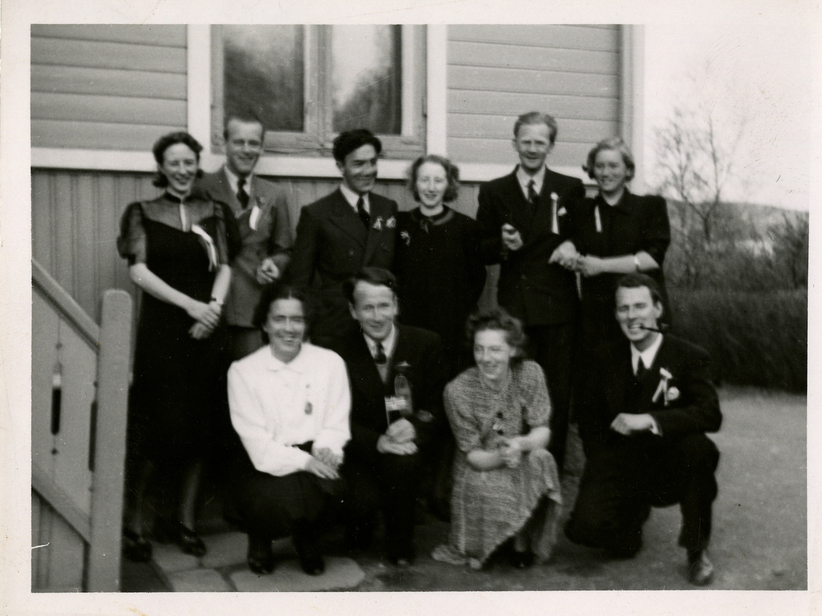 Gruppebilde utenfor bolig. Bak fra venstre: Dina Eilertsen, Fritjof Eilertsen, Olaf T. Ranum junior, Torbjørn Baustad, Gerd Baustad. Foran fra venstre: Ingeborg Ranum, Ingolf Schanke, Agnes Ranum Granholt og usikker.