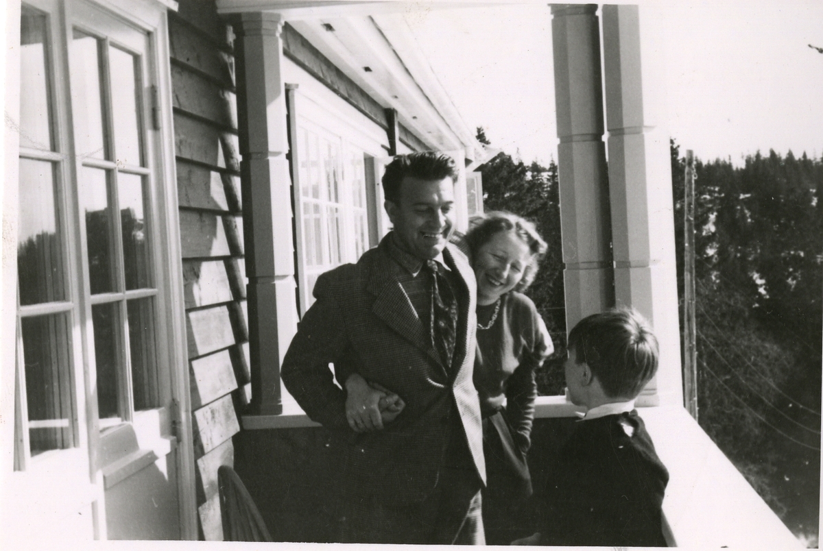 Olaf T. Ranum junior og Gudrun Ranum sammen med en av deres barn, muligens Torkel Ranum. Uvisst hvor de er.