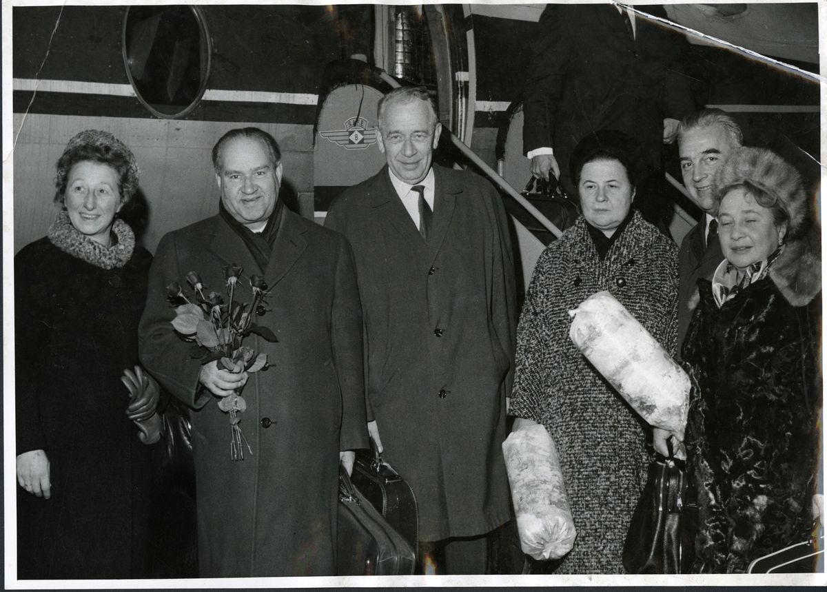 Fra venstre: Gudrun Ranum, fiolinist David Oistrakh, styreformann i Trondheim Symfoniorkester Bjørnar Halvorsen, Tamara Rotareva (Oistrakh sin kone) Olaf T. Ranum og pianist Frida Bauer.