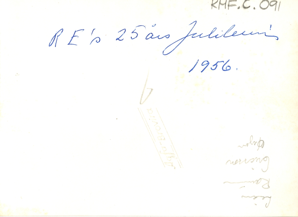 Ingeborg Ranum og Gudvar Olmar Lian, muligens hjemme hos Ingeborg, i forbindelse med "RE's 25- års jubileum- 1956" som det står bak fotografiet. RE står for Ranum Engros som ble stiftet i 1931, hvor Ingeborg Ranum var disponent fra 1942.