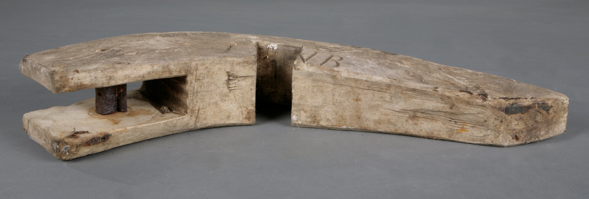 En tregjenstand med buet form med uthuling ca. midt på for å sette på ripa på båten. Snøret eller ilen ble dratt gjennom åpningen til venstre over jernet.