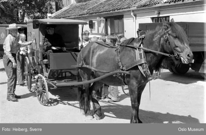 hest, vogn fra Tiedemanns Tobaksfabrik, mennesker, kusk