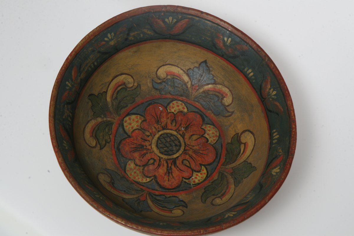 Dreiet, skåret og malt.