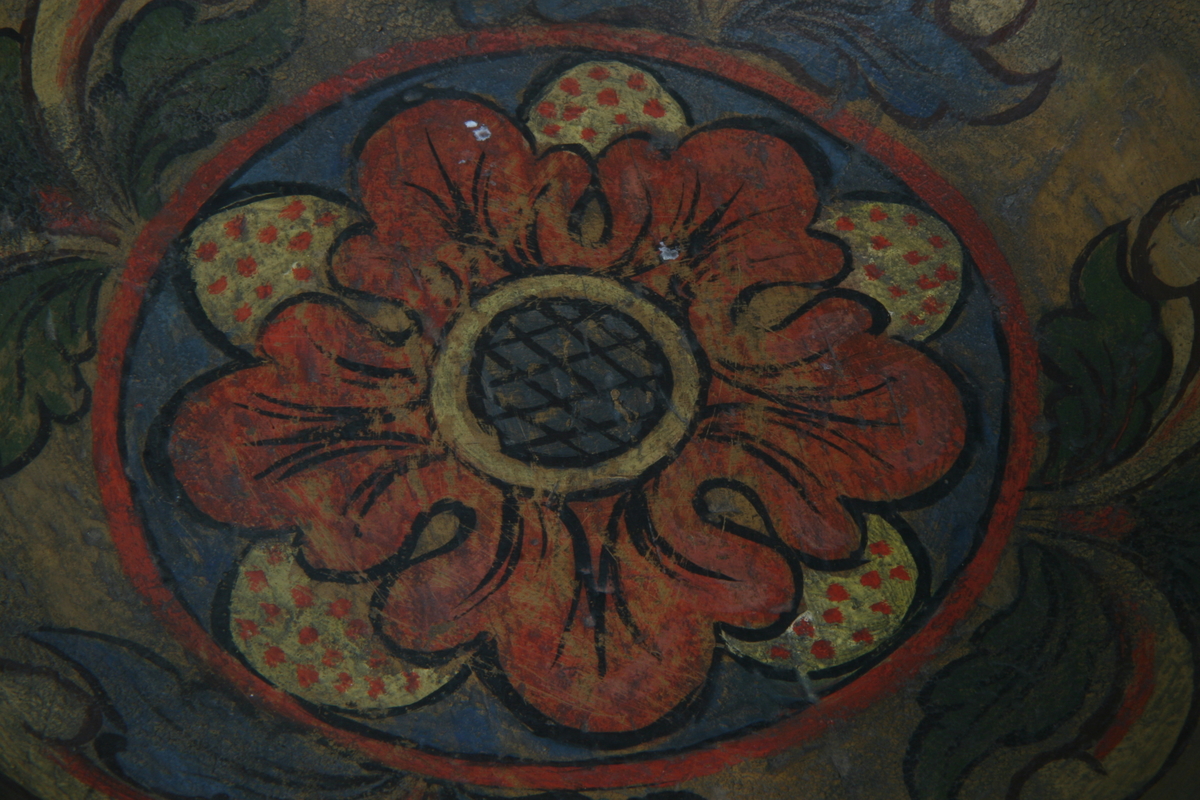 Dreiet, skåret og malt.