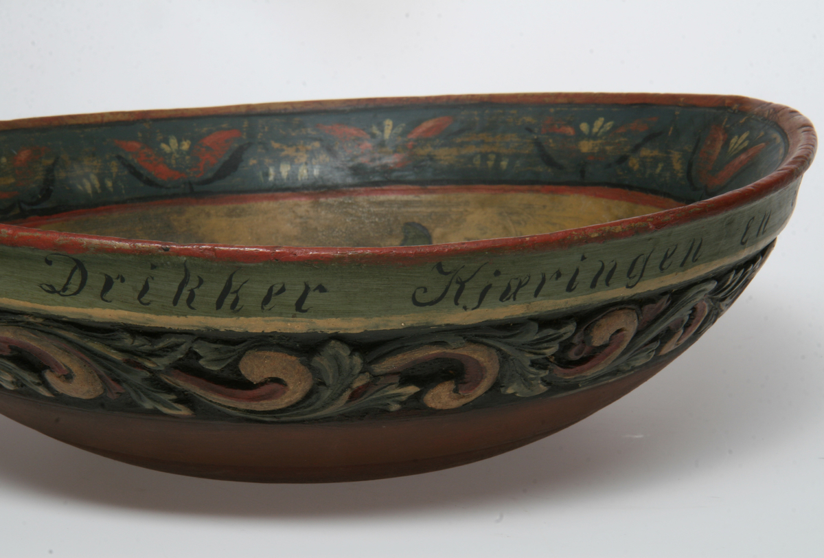 Dreiet, skåret og malt.