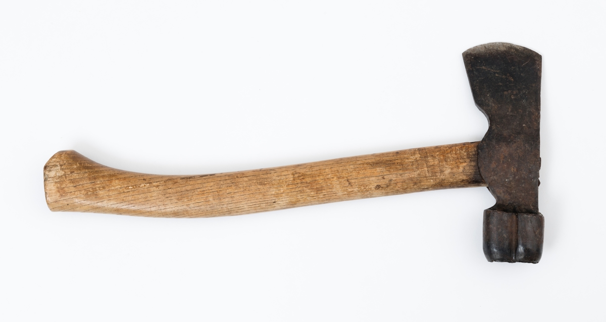 Blinkeøks – brukt under merking av trær som skulle avvirkes kommende høst- og vintersesong. Blinkeøksa var et viktig element i skogbehandlingsregimer der man foretok selektive hogster – enten plukkhogster, der det var bare utvalgte dimensjoner av utvalgte treslag som skulle felles, eller bledning, suksessiv utplukking av enkelttrær etter vurderinger av hogstmodenhet og av fristillingseffekter på omkringstående ungskog. 

Blinkeøksa er tveegget. Den ene eggen er plan og har ei konvekst buet egglinje, som i dette tilfellet er 6,7 centimeter lang. Denne eggen ble brukt til å hogge strimer i barken på stående trær – såkalte «blinkebless» – vanligvis ett i brysthøyde og ett i rotsonen på trær som skulle felles. I den motsatte enden av øksehodet er det utsmidd en 3,9 centimeter høy profilert, fasslipt stålsko – på denne øksa som to buer der endeflatene møtes. Dette merket ble slått inn i trærnes yteved i de nevnte blinkeblessene, som en bekreftelse på at blinkinga var utført av en autorisert instans.

Denne øksa har et drøyt 41 centimeter langt buet treskaft, antakelig av askevirke. I den bakre skaftenden er det en markert skaftknopp på det som var skaftbuken når blinkeren hogg bless med den plane eggen. I den fremre skaftenden er det innslått tre hesteskosøm, som skulle fungere som kiler, og dermed forebygge at øksehodet løsnet fra skaftet under blinkearbeidet.