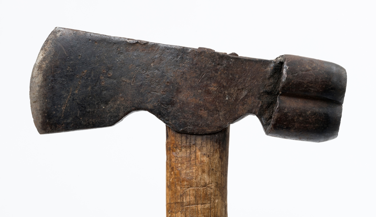 Blinkeøks – brukt under merking av trær som skulle avvirkes kommende høst- og vintersesong. Blinkeøksa var et viktig element i skogbehandlingsregimer der man foretok selektive hogster – enten plukkhogster, der det var bare utvalgte dimensjoner av utvalgte treslag som skulle felles, eller bledning, suksessiv utplukking av enkelttrær etter vurderinger av hogstmodenhet og av fristillingseffekter på omkringstående ungskog. 

Blinkeøksa er tveegget. Den ene eggen er plan og har ei konvekst buet egglinje, som i dette tilfellet er 6,7 centimeter lang. Denne eggen ble brukt til å hogge strimer i barken på stående trær – såkalte «blinkebless» – vanligvis ett i brysthøyde og ett i rotsonen på trær som skulle felles. I den motsatte enden av øksehodet er det utsmidd en 3,9 centimeter høy profilert, fasslipt stålsko – på denne øksa som to buer der endeflatene møtes. Dette merket ble slått inn i trærnes yteved i de nevnte blinkeblessene, som en bekreftelse på at blinkinga var utført av en autorisert instans.

Denne øksa har et drøyt 41 centimeter langt buet treskaft, antakelig av askevirke. I den bakre skaftenden er det en markert skaftknopp på det som var skaftbuken når blinkeren hogg bless med den plane eggen. I den fremre skaftenden er det innslått tre hesteskosøm, som skulle fungere som kiler, og dermed forebygge at øksehodet løsnet fra skaftet under blinkearbeidet.