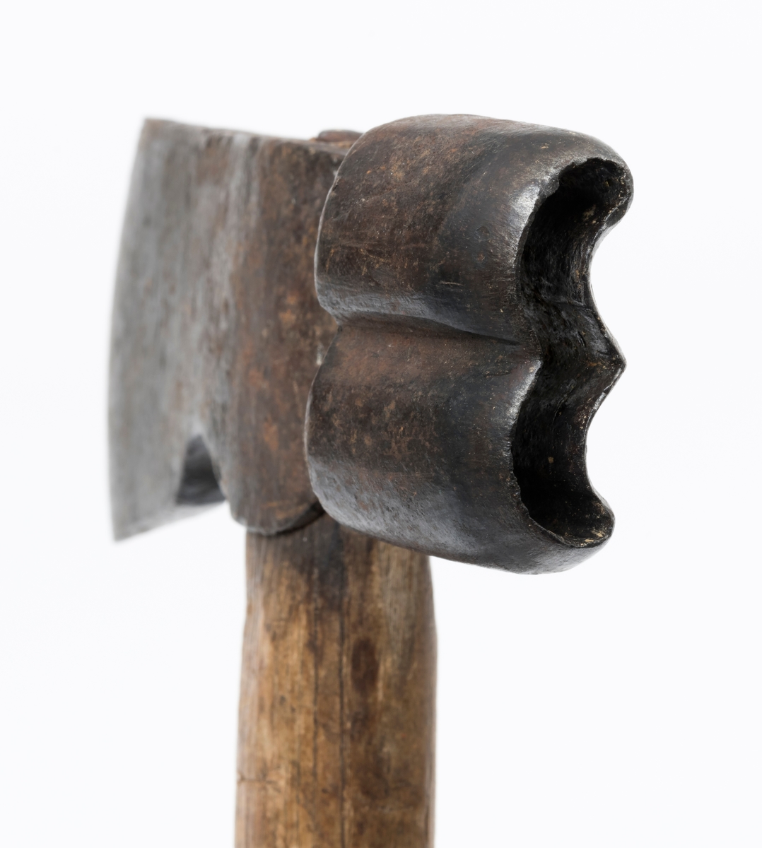 Blinkeøks – brukt under merking av trær som skulle avvirkes kommende høst- og vintersesong. Blinkeøksa var et viktig element i skogbehandlingsregimer der man foretok selektive hogster – enten plukkhogster, der det var bare utvalgte dimensjoner av utvalgte treslag som skulle felles, eller bledning, suksessiv utplukking av enkelttrær etter vurderinger av hogstmodenhet og av fristillingseffekter på omkringstående ungskog. 

Blinkeøksa er tveegget. Den ene eggen er plan og har ei konvekst buet egglinje, som i dette tilfellet er 6,7 centimeter lang. Denne eggen ble brukt til å hogge strimer i barken på stående trær – såkalte «blinkebless» – vanligvis ett i brysthøyde og ett i rotsonen på trær som skulle felles. I den motsatte enden av øksehodet er det utsmidd en 3,9 centimeter høy profilert, fasslipt stålsko – på denne øksa som to buer der endeflatene møtes. Dette merket ble slått inn i trærnes yteved i de nevnte blinkeblessene, som en bekreftelse på at blinkinga var utført av en autorisert instans.

Denne øksa har et drøyt 41 centimeter langt buet treskaft, antakelig av askevirke. I den bakre skaftenden er det en markert skaftknopp på det som var skaftbuken når blinkeren hogg bless med den plane eggen. I den fremre skaftenden er det innslått tre hesteskosøm, som skulle fungere som kiler, og dermed forebygge at øksehodet løsnet fra skaftet under blinkearbeidet.