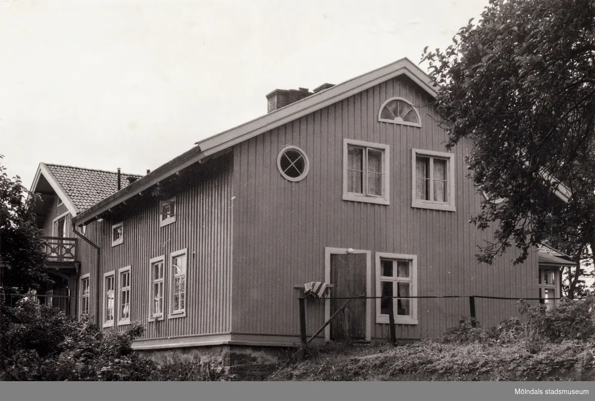 Mangårdsbyggnaden till gården Christinedal i östra Mölndal, år 1960. Gården hade äppelodlingar ända ner till sjön. Gården har gett namn åt området Kristinedal och var belägen i vinkeln mellan nuvarande Rådavägen och Brovaktaregatan. År 1960 såldes gården till Fastighetsbolaget Betongblandaren (Skånska Cementgjuteriet) och revs när det nuvarande bostadsområdet anlades.