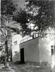 Stallhagen, Västerås.
Funkisvilla på Eriksgatan 7, ritad av Stockholmsarkitekten Robert Berghagen 1931.
Bakom fotot står bl.a: 