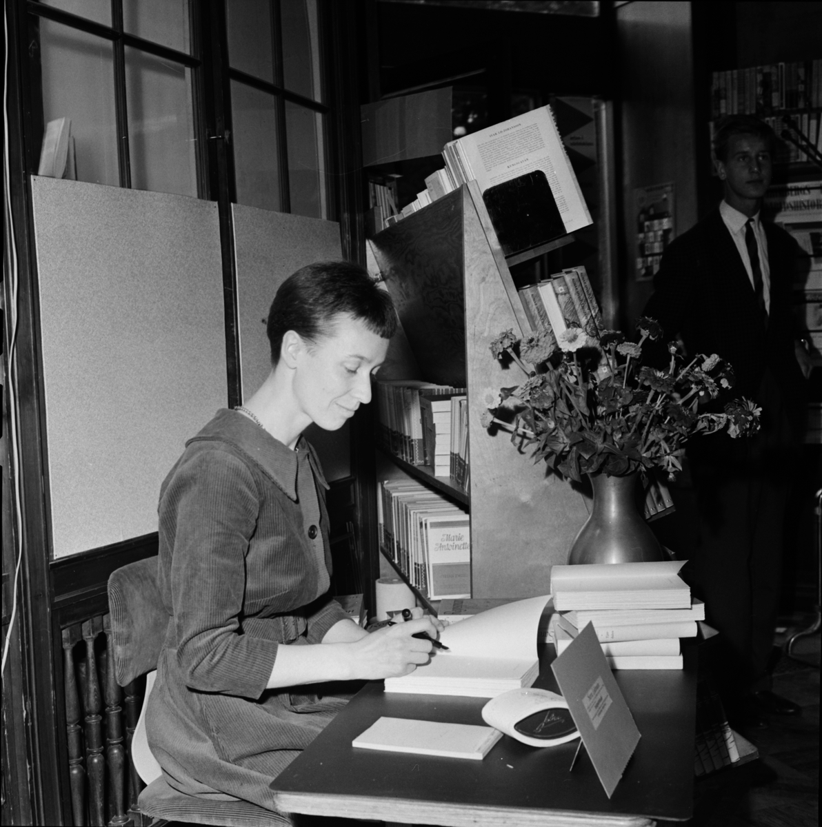 Författarinnan Sara Lidman signerar egna boken "Regnspiran", Uppsala 1958