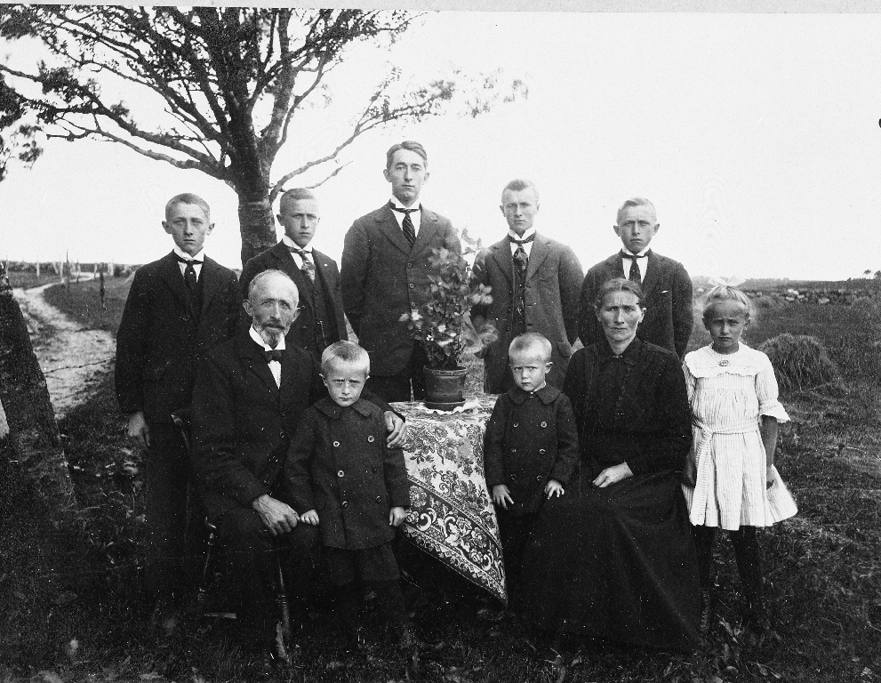 Andreas S. Undheim og kona Theodora f. Mellemstrand me 8 barn.
Bak f. v. : Magne Undheim, Guttorm Ingvald Undheim, Sven Undheim, Nils Undheim, Sigurd Emil Undheim.
Framme f. v. : Andreas S. Undheim, Gunnar Undheim, Ingvald Undheim, Theodora f. Mellemstrand og Astri Teodora Undheim.