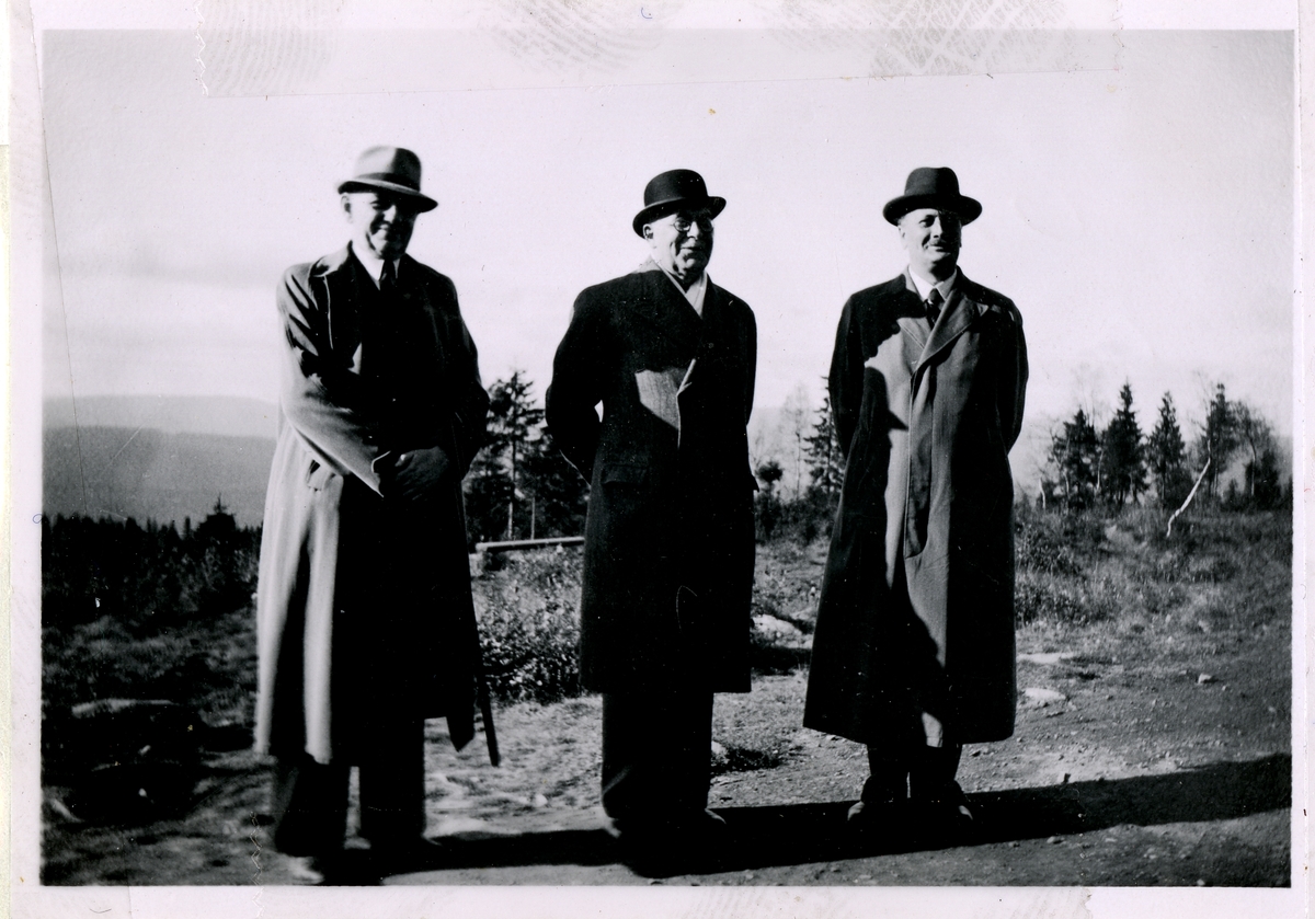Fra familiealbum. Oslo 1929. Fra venstre: Olaf T. Ranum senior formann i Norges Musikkhandlerforbund., Viggo Nielsen, Danmark og Hans Tveten sekretær i Norges Musikkhandlerforbund.