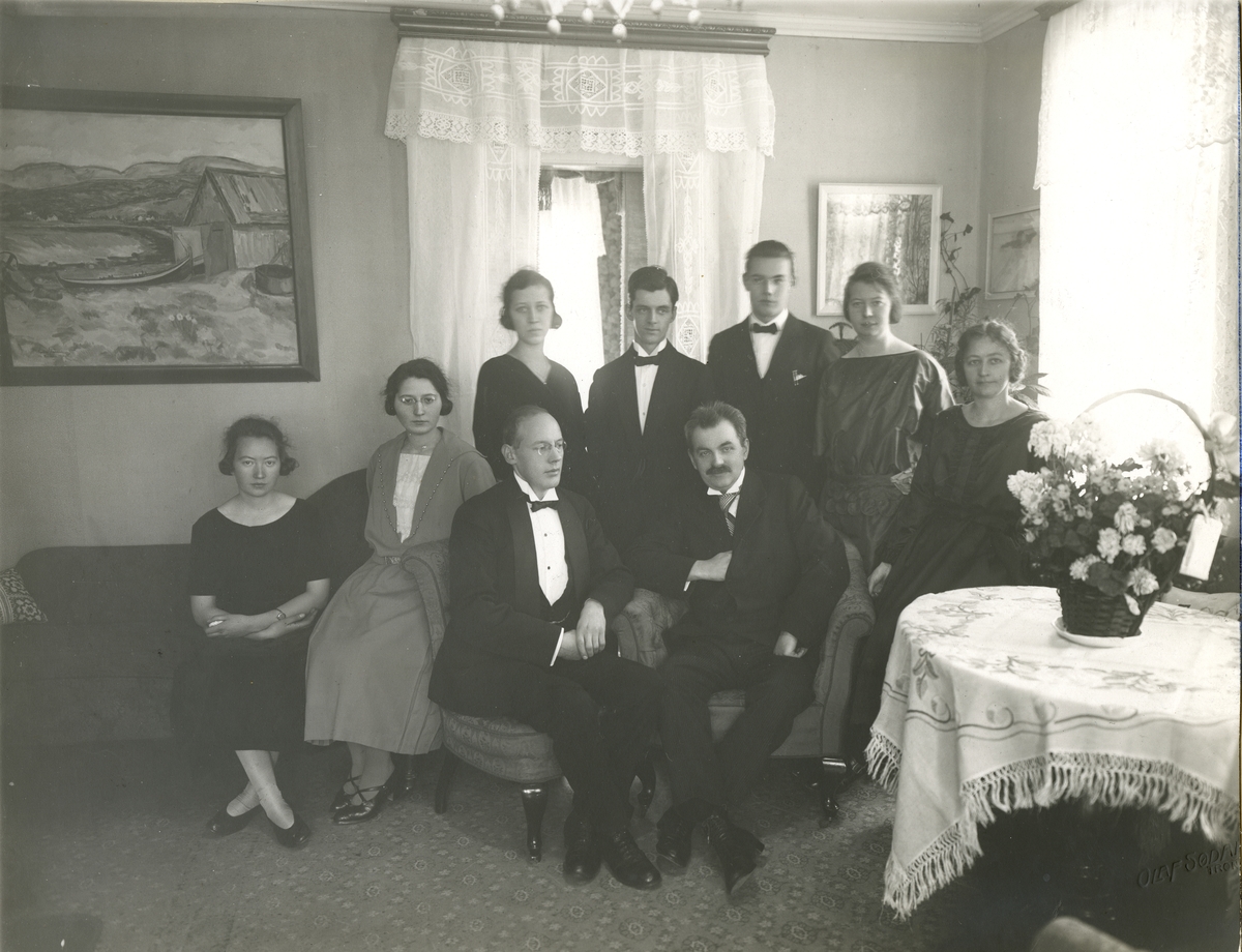 Fra familiealbum. Fra 25- års jubileet til Olaf T. Ranum A/S den 8. desember 1924. Foran fra venstre: Christian Rian, Olaf T. Ranum senior. Bak fra venstre: frøken For??, frøken Gellein, frøken Skanke, Einar A. Dahle, Sigurd Sylthe, frøken Grimsmo, fru Solberg.