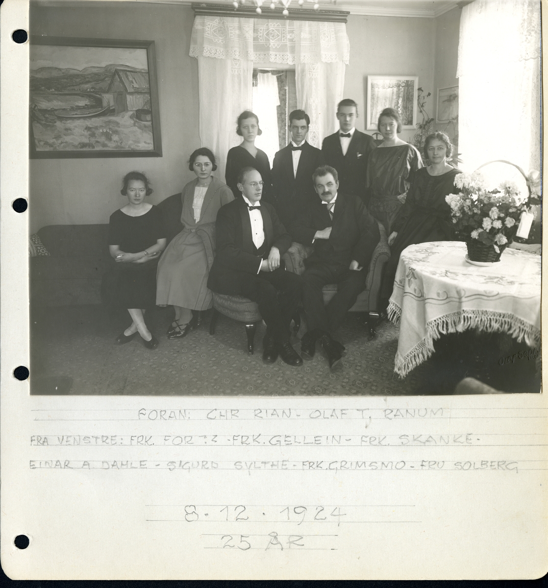 Fra familiealbum. Fra 25- års jubileet til Olaf T. Ranum A/S den 8. desember 1924. Foran fra venstre: Christian Rian, Olaf T. Ranum senior. Bak fra venstre: frøken For??, frøken Gellein, frøken Skanke, Einar A. Dahle, Sigurd Sylthe, frøken Grimsmo, fru Solberg.