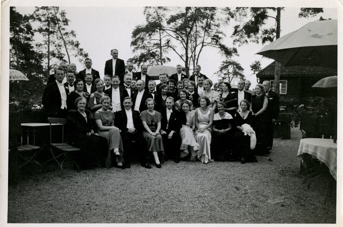 Fra familiealbum. Musikkhandlerfest på Bygdøy i 1933. Olaf T. Ranum senior står øverst på toppen.