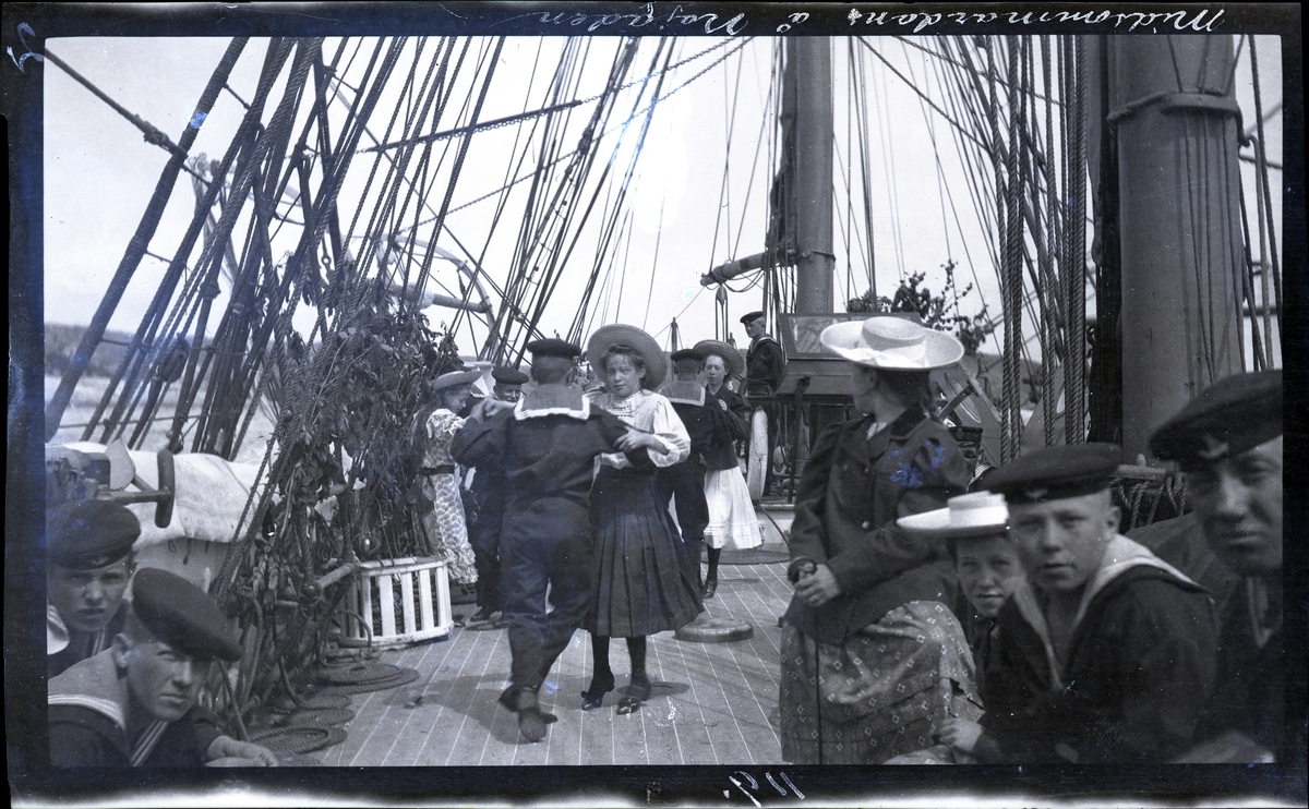 Midsommardans med skeppsgossarna ombord på HMS NAJADEN.