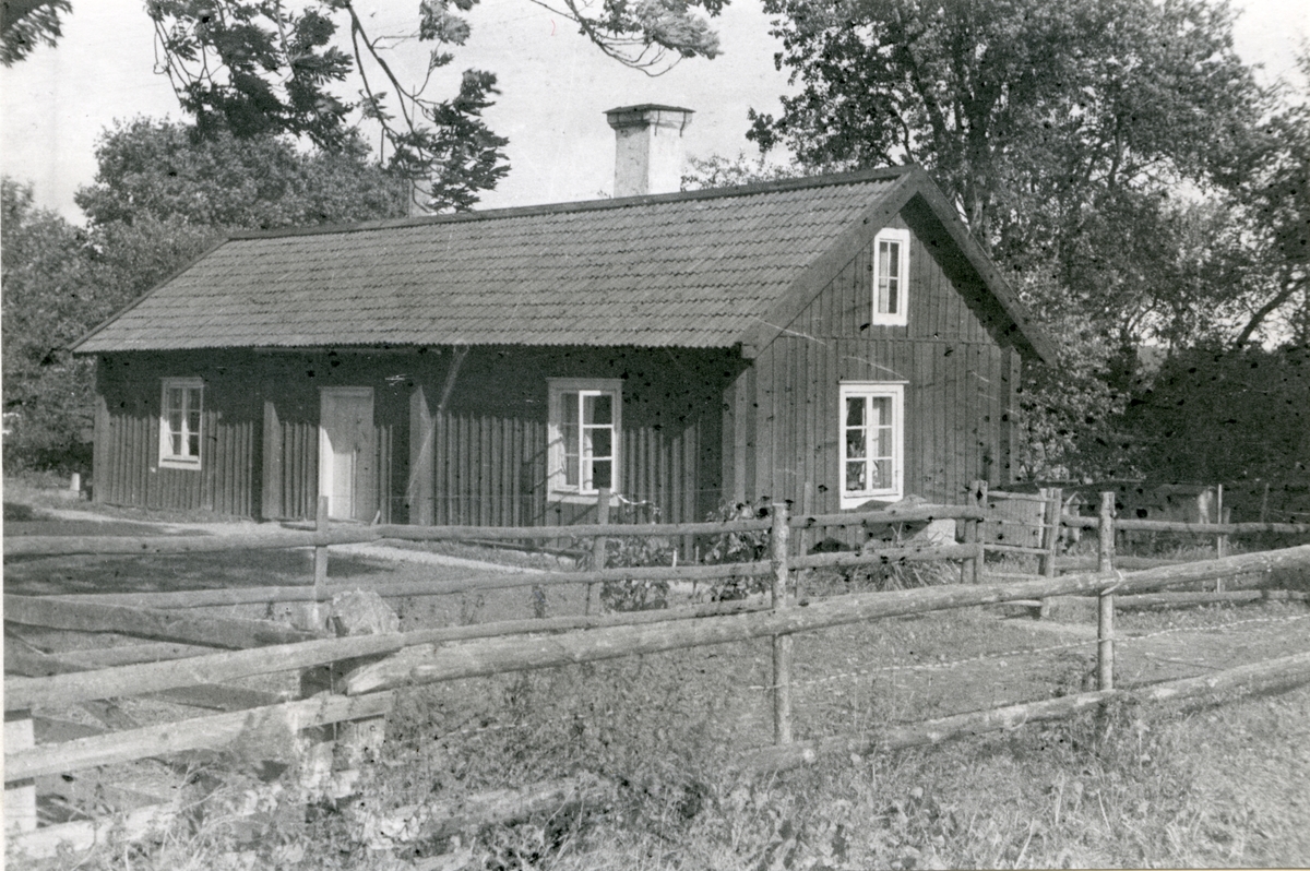 Vallby, Västerås.
Vallby nr 4, mangården, gammal parstuga, 1933.