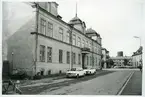 Vasastaden.
Bostadshus med balkong och burspråk, i korsningen Floragatan/Stora gatan, fasad mot Floragatan, 1975.