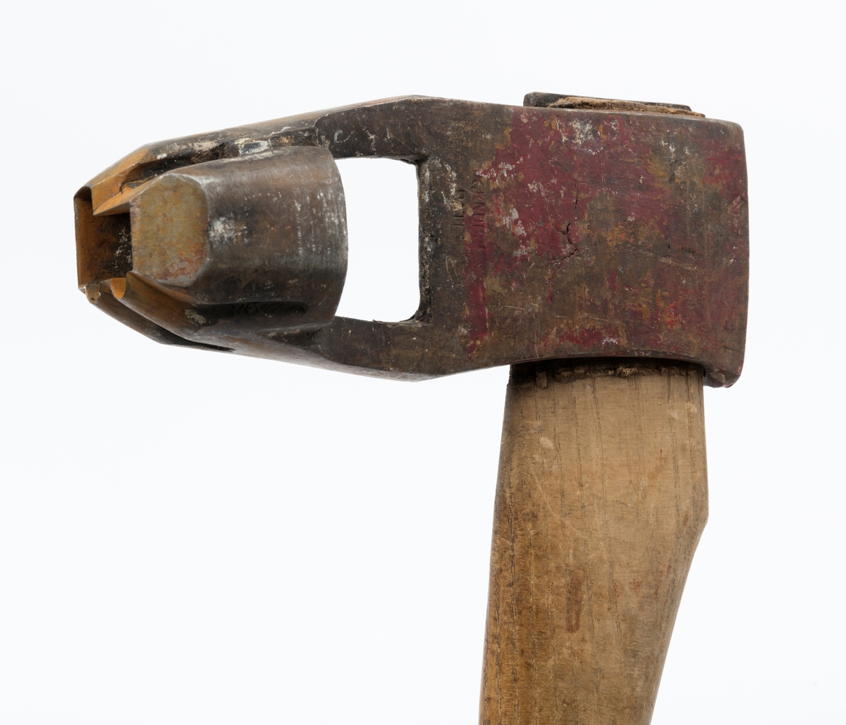 Øks – brukt til merking av fløtingstømmer i målings- og annammingsprosessen som foregikk langs vassdragene i overgangsfasen mellom vinter og vår, da tømmerstokkene etter måling formelt skiftet eier – fra skogeieren som hadde organisert hogst og framkjøring til sagbruk eller treforedlingsbedrift, som kjøpte tømmeret med sikte på videre bearbeiding til produkter som var salgbare på et større marked. 

Øksehodet (den smidde delen) er cirka 15,5 centimeter høyt fra eggpartiet til nakken. Nakkedelen er 6,4 centimeter lang og om lag 2,2 centimeter bred. «Kjakene» – sideveggene rundt «øyet» (skafthullet) – er forholdsvis rette. På den nedre delen av øksebladet er det en U-formet utsparing, og til endestavene (Knudsen-smedene kalte dem «stabler») er det påsveiset en cirka 4 centimeter høy fasslipt, profilegget «sko». Eggprofilen er formet som omrisset av et stilisert damplokomotiv. Dette symbolet ble altså slått inn i yteveden på fløtingstømmeret, som tegn på hvem som eide stokkene. Den øvre delen av øksehodet er lakkert med rød lakk. På venstre side av dette øksebladet (sett i øksebrukerens perspektiv) finner vi smedstempelet «K. KNUDSEN  PATENT». Smeden Karl Henrik Knudsen (1870-1956) tok patent på denne typen merkeøkser i 1908.

Øksa har et 61 centimeter langt og forholdsvis rett treskaft (sannsynligvis ask eller hickory) som er overflatebehandlet med rasp. Som økseskaft flest er det bredest i høyderetningen og smalest i bredderetningen i den fremre enden, og mer rundovalt bakerst. Den fremre enden av skaftet er kilet med en jernkile som skulle redusere faren for at øksa løsnet fra skaftet under merkingsarbeidet.

Ifølge «Merkekart 1953 for Glommen» (gjengitt i Julius Nygaards skogalmanakk for 1954) ble dette merket brukt av Norges Statsbaner (jfr. merke nr. 35). På merkekartet fra 1920 er det samme merket knyttet til firmaet Melsom & Holth.

Litt generell informasjon om bruken av merkeøkser i skogbruket finnes under fanen «Opplysninger».