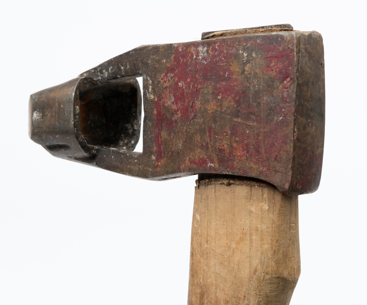 Øks – brukt til merking av fløtingstømmer i målings- og annammingsprosessen som foregikk langs vassdragene i overgangsfasen mellom vinter og vår, da tømmerstokkene etter måling formelt skiftet eier – fra skogeieren som hadde organisert hogst og framkjøring til sagbruk eller treforedlingsbedrift, som kjøpte tømmeret med sikte på videre bearbeiding til produkter som var salgbare på et større marked. 

Øksehodet (den smidde delen) er cirka 15,5 centimeter høyt fra eggpartiet til nakken. Nakkedelen er 6,4 centimeter lang og om lag 2,2 centimeter bred. «Kjakene» – sideveggene rundt «øyet» (skafthullet) – er forholdsvis rette. På den nedre delen av øksebladet er det en U-formet utsparing, og til endestavene (Knudsen-smedene kalte dem «stabler») er det påsveiset en cirka 4 centimeter høy fasslipt, profilegget «sko». Eggprofilen er formet som omrisset av et stilisert damplokomotiv. Dette symbolet ble altså slått inn i yteveden på fløtingstømmeret, som tegn på hvem som eide stokkene. Den øvre delen av øksehodet er lakkert med rød lakk. På venstre side av dette øksebladet (sett i øksebrukerens perspektiv) finner vi smedstempelet «K. KNUDSEN  PATENT». Smeden Karl Henrik Knudsen (1870-1956) tok patent på denne typen merkeøkser i 1908.

Øksa har et 61 centimeter langt og forholdsvis rett treskaft (sannsynligvis ask eller hickory) som er overflatebehandlet med rasp. Som økseskaft flest er det bredest i høyderetningen og smalest i bredderetningen i den fremre enden, og mer rundovalt bakerst. Den fremre enden av skaftet er kilet med en jernkile som skulle redusere faren for at øksa løsnet fra skaftet under merkingsarbeidet.

Ifølge «Merkekart 1953 for Glommen» (gjengitt i Julius Nygaards skogalmanakk for 1954) ble dette merket brukt av Norges Statsbaner (jfr. merke nr. 35). På merkekartet fra 1920 er det samme merket knyttet til firmaet Melsom & Holth.

Litt generell informasjon om bruken av merkeøkser i skogbruket finnes under fanen «Opplysninger».