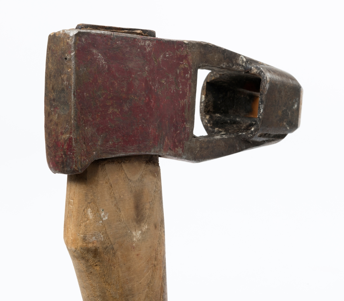 Øks – brukt til merking av fløtingstømmer i målings- og annammingsprosessen som foregikk langs vassdragene i overgangsfasen mellom vinter og vår, da tømmerstokkene etter måling formelt skiftet eier – fra skogeieren som hadde organisert hogst og framkjøring til sagbruk eller treforedlingsbedrift, som kjøpte tømmeret med sikte på videre bearbeiding til produkter som var salgbare på et større marked. 

Øksehodet (den smidde delen) er cirka 15,5 centimeter høyt fra eggpartiet til nakken. Nakkedelen er 6,4 centimeter lang og om lag 2,2 centimeter bred. «Kjakene» – sideveggene rundt «øyet» (skafthullet) – er forholdsvis rette. På den nedre delen av øksebladet er det en U-formet utsparing, og til endestavene (Knudsen-smedene kalte dem «stabler») er det påsveiset en cirka 4 centimeter høy fasslipt, profilegget «sko». Eggprofilen er formet som omrisset av et stilisert damplokomotiv. Dette symbolet ble altså slått inn i yteveden på fløtingstømmeret, som tegn på hvem som eide stokkene. Den øvre delen av øksehodet er lakkert med rød lakk. På venstre side av dette øksebladet (sett i øksebrukerens perspektiv) finner vi smedstempelet «K. KNUDSEN  PATENT». Smeden Karl Henrik Knudsen (1870-1956) tok patent på denne typen merkeøkser i 1908.

Øksa har et 61 centimeter langt og forholdsvis rett treskaft (sannsynligvis ask eller hickory) som er overflatebehandlet med rasp. Som økseskaft flest er det bredest i høyderetningen og smalest i bredderetningen i den fremre enden, og mer rundovalt bakerst. Den fremre enden av skaftet er kilet med en jernkile som skulle redusere faren for at øksa løsnet fra skaftet under merkingsarbeidet.

Ifølge «Merkekart 1953 for Glommen» (gjengitt i Julius Nygaards skogalmanakk for 1954) ble dette merket brukt av Norges Statsbaner (jfr. merke nr. 35). På merkekartet fra 1920 er det samme merket knyttet til firmaet Melsom & Holth.

Litt generell informasjon om bruken av merkeøkser i skogbruket finnes under fanen «Opplysninger».