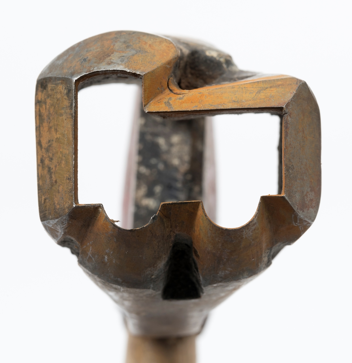 Øks – brukt til merking av fløtingstømmer i målings- og annammingsprosessen som foregikk langs vassdragene i overgangsfasen mellom vinter og vår, da tømmerstokkene etter måling formelt skiftet eier – fra skogeieren som hadde organisert hogst og framkjøring til sagbruk eller treforedlingsbedrift, som kjøpte tømmeret med sikte på videre bearbeiding til produkter som var salgbare på et større marked. 

Øksehodet (den smidde delen) er cirka 15,5 centimeter høyt fra eggpartiet til nakken. Nakkedelen er 6,4 centimeter lang og om lag 2,2 centimeter bred. «Kjakene» – sideveggene rundt «øyet» (skafthullet) – er forholdsvis rette. På den nedre delen av øksebladet er det en U-formet utsparing, og til endestavene (Knudsen-smedene kalte dem «stabler») er det påsveiset en cirka 4 centimeter høy fasslipt, profilegget «sko». Eggprofilen er formet som omrisset av et stilisert damplokomotiv. Dette symbolet ble altså slått inn i yteveden på fløtingstømmeret, som tegn på hvem som eide stokkene. Den øvre delen av øksehodet er lakkert med rød lakk. På venstre side av dette øksebladet (sett i øksebrukerens perspektiv) finner vi smedstempelet «K. KNUDSEN  PATENT». Smeden Karl Henrik Knudsen (1870-1956) tok patent på denne typen merkeøkser i 1908.

Øksa har et 61 centimeter langt og forholdsvis rett treskaft (sannsynligvis ask eller hickory) som er overflatebehandlet med rasp. Som økseskaft flest er det bredest i høyderetningen og smalest i bredderetningen i den fremre enden, og mer rundovalt bakerst. Den fremre enden av skaftet er kilet med en jernkile som skulle redusere faren for at øksa løsnet fra skaftet under merkingsarbeidet.

Ifølge «Merkekart 1953 for Glommen» (gjengitt i Julius Nygaards skogalmanakk for 1954) ble dette merket brukt av Norges Statsbaner (jfr. merke nr. 35). På merkekartet fra 1920 er det samme merket knyttet til firmaet Melsom & Holth.

Litt generell informasjon om bruken av merkeøkser i skogbruket finnes under fanen «Opplysninger».