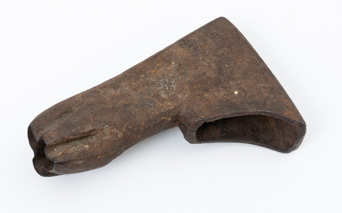 Øksehode – brukt til merking av fløtingstømmer i målings- og annammingsprosessen som foregikk langs vassdragene i overgangsfasen mellom vinter og vår, da tømmerstokkene etter måling formelt skiftet eier – fra skogeieren som hadde organisert hogst og framkjøring til sagbruk eller treforedlingsbedrift, som kjøpte tømmeret med sikte på videre bearbeiding til produkter som var salgbare på et større marked. 

Øksehodet (den smidde delen) er snaut 14,3 centimeter høyt fra eggpartiet til nakken. Nakkedelen er 9,0 centimeter lang og om lag 3,1 centimeter bred. «Kjakene» – sideveggene rundt «øyet» (skafthullet) – smalner mot den nedre delen av bladet. Det er en sprekk i godset i underkant av øyet. Nederst på bladet er det utsmidd en drøyt 3 centimeter høy fasslipt, profilegget «sko» (målet er tatt i ytterkant, der denne komponenten er smalest). Eggprofilen er formet som omrisset av en fugl med utspente vinger. Dette symbolet ble altså slått inn i yteveden på fløtingstømmeret, som tegn på hvem som eide stokkene. Øksehodet har ikke noe synlig smedstempel. Stålet er noe rustent. Bokstavene «OT» - antakelig smedens initialer - er antakelig smedens initialer.

Dette øksemerket ble ifølge merkekart for Glomma fra 1921 bruk til tømmer som ble innkjøpt på vegne av Lillestrøms Cellulosefabrik, en treforedlingsbedrift som var i virksomhet fra 1908 til 1943 (de første åra under navnet «Lillestrøm Sulfitfabrik»).

Litt generell informasjon om bruken av merkeøkser i skogbruket finnes under fanen «Opplysninger».