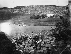 Bilete med garden Mellemstrand i bakgrunnen.
I framgrunnen m