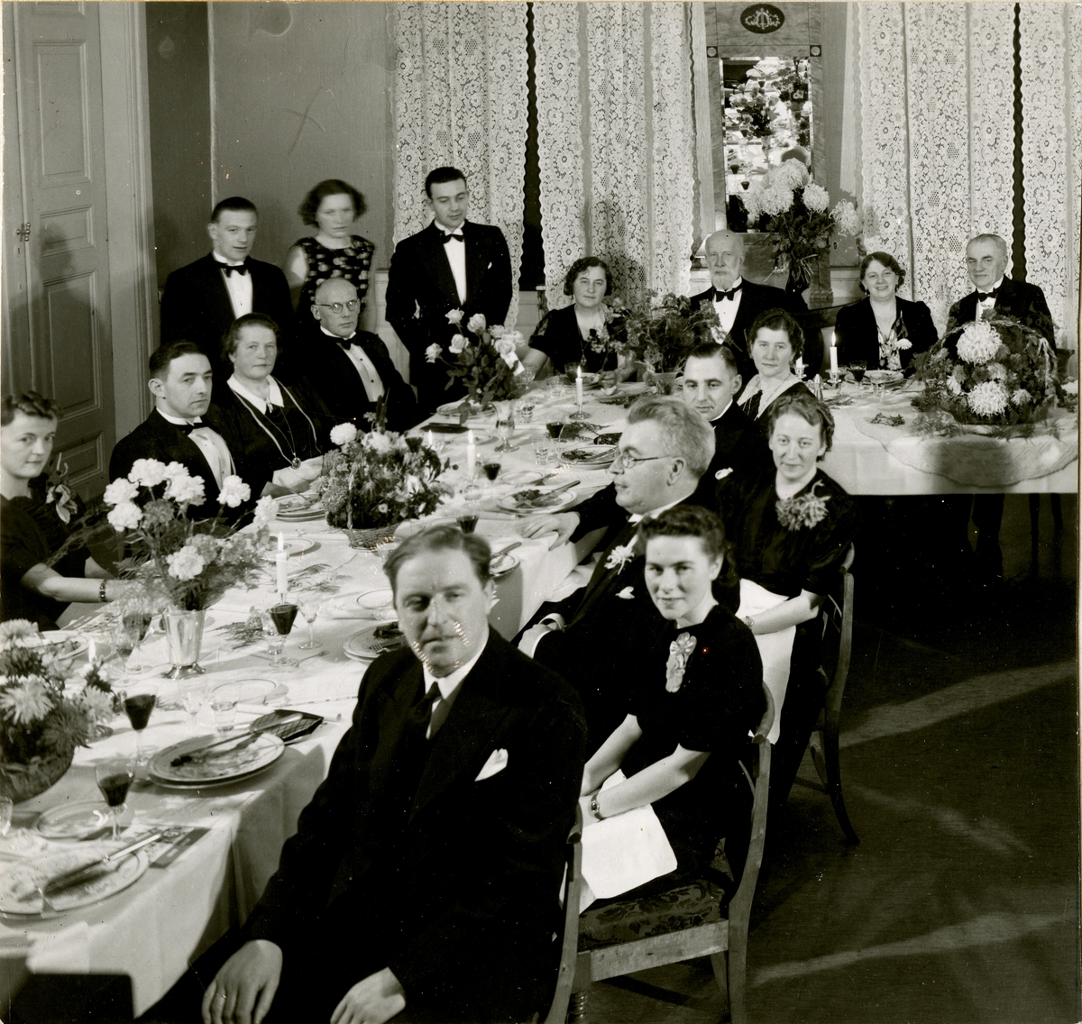 Fra familiealbum. 40- års jubileum den 8/12-1939 i Harmonien i Trondheim for Olaf T. Ranum A/S. 
Til venstre for bordet ved døren: frøken Kvenild, G. Weisæth, Bergljot Riiber, Christian Rian, Magda Ranum, Carl Colin- Hanssen, Magnhild Renbjør og Olaf T. Ranum senior. I forgrunnen til høyre for bordet: Hilmar Ranum, Gerd Johnsen, herr Trøite- Nilssen, Sofie Fossum, Nils Ryjord og Ragnhild Jakobsen. Stående bak fra venstre: herr Erlandsen, frøken Undersaker og Olaf T. Ranum junior.
