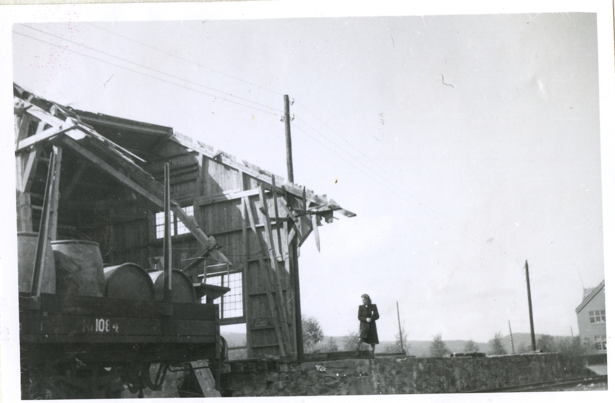 Fra familiealbum.  I mai 1940 var jernabneforbindelsen brutt. Anges Ranum Granholt og Sverre Granholt kjørte, med ulovlig bensin, til Oslo for å hente varer. Bilen var overbelastet med plater og radioapparater.