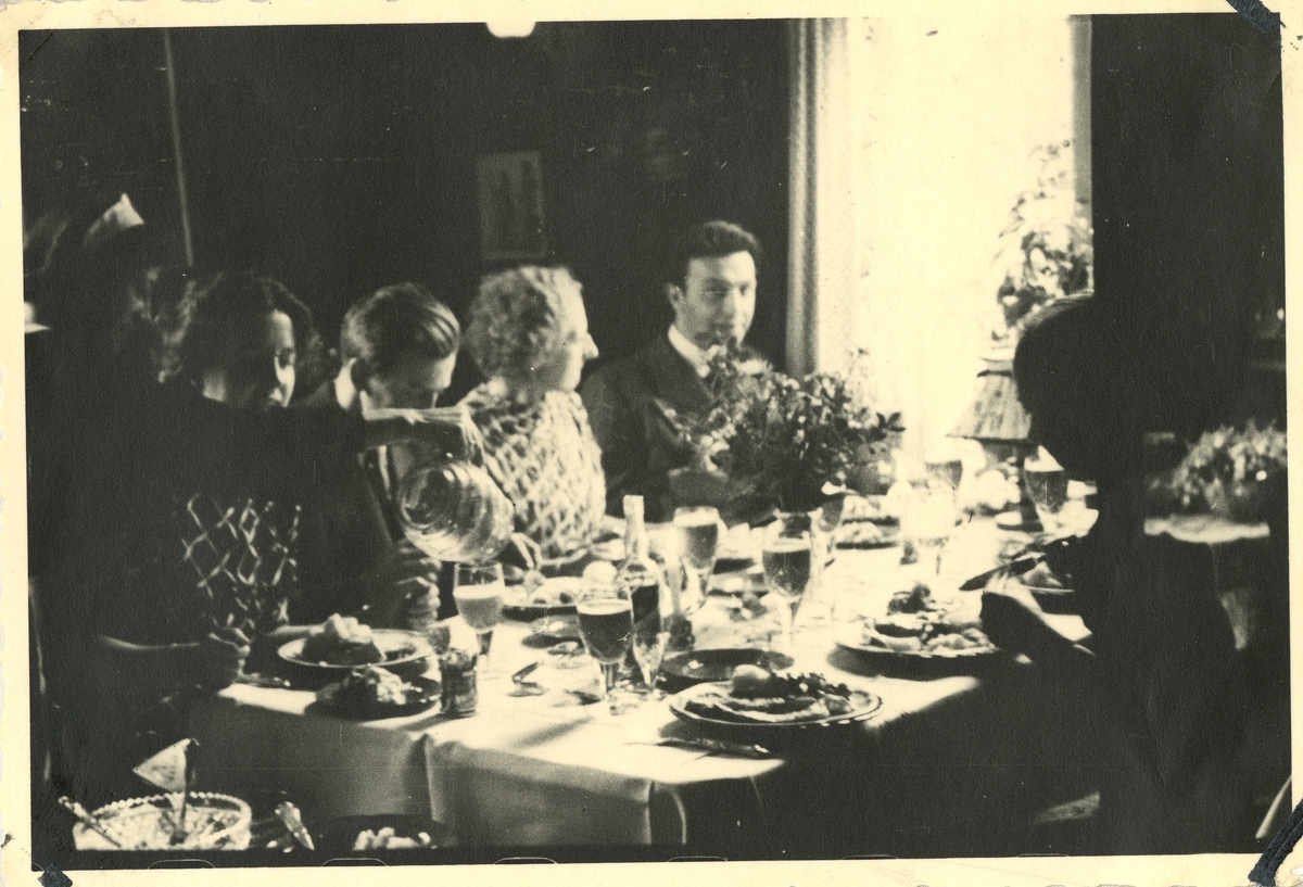 Fra familiealbum. Kunder nordfra på besøk i Tyholtveien hos Olaf T. Ranum. Mest sannsynlig Ranum som ved vinduet, og Gudrun Ranum ved siden av han, samt Ingeborg Ranum som får påfyll i glasset.