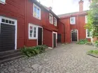 Exteriör från Aschanska gården, södra bostadshuset, i Eksjö stad, i samband med timmer- och fasadarbeten.