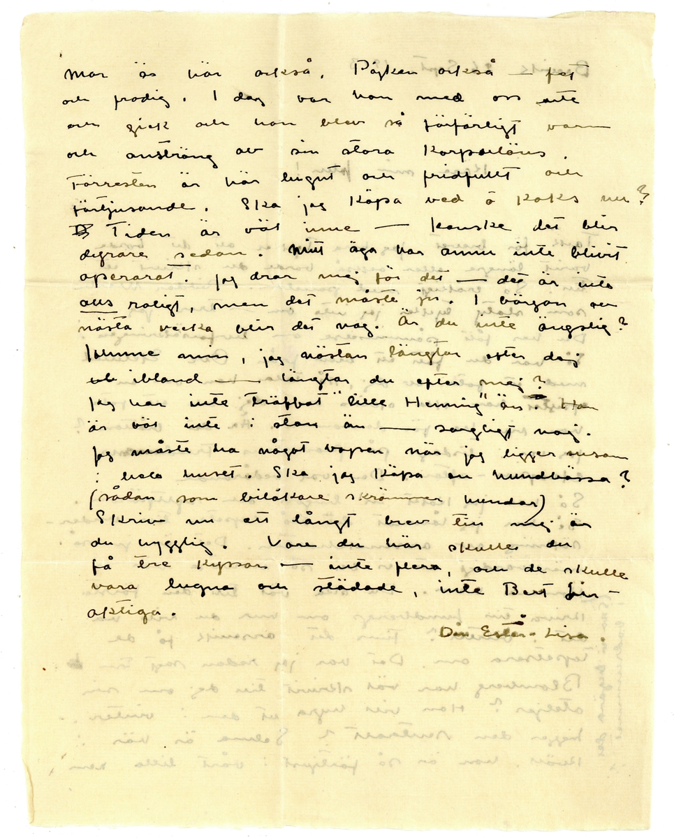 Brev 1913-09-26 från Ester Bauer till John Bauer, bestående av två sidor skrivet på fram- och baksidan av ett vikt pappersark, samt kuvert. Huvudsaklig skrift handskriven med svart bläck. 
.
BREVAVSKRIFT:
.
[Sida 1]
Brevik 26 Sept. 1913
.
Käre min John!
.
Tack för brevet. Jag bara tycker att det borde
varit längre eller också borde du skrivit ett
till. Så tråkigt med panelen. Riddar Martin
som staty tycker jag inte om – tror jag.
Du har fått påminnelse om livförsäkringen.
Så har du fått ett brev från Ove Eklund
med ett foto. av dej, så tala han om en
epistel han ska skriva om dej och ett foto
han vill ha för densamma. Ha det bråttom?
Jag var i tisdags på pianistens Friedamans
Chopin – afton. Den var bedårande.
Så har jag kokt in lingon och syltpäron.
Så har jag lämnat den blå tapeten till under-
säkning av arsenikhalten. Det är ju så
märkvärdigt att vi bli så nervösa när vi
komma hem. Du ska väl till den första
kriva till Lundbergs om hur du vill ha
det i vinter? Finns det arsenik få du
tapetsera om. Det har jag redan sagt Fru
Blomberg har väl skrivit till dej om sin
ateljer? Hon vill hyra ut den i vinter.
Ligger den sentralt? Selma är här i 
kväll, hon är så förtjust i vårt lilla hem. 
.
[Sida 2]
Mor är här också. Pojken också – fet
och frodig. I dag var han med oss ute
och gick och han blev så förfärligt varm
och ansträng av sin stora Korparlöns.
Förresten är här lugnt och fridfullt och
förtjusande. Ska jag köpa ved o koks nu?
[D] Tiden är väl inne – kanske det blir
dyrare sedan. Mitt öga har ännu inte blivit
opererat. Jag drar mej för det – det är inte
alls roligt, men det måste ju. I början av
nästa vecka blir det nog. Är du inte ängslig?
Johnne min, jag nästan längtar efter dej
[och] ibland – längtar du efter mej?
Jag har inte träffat ”lille Henning” än. Han
är väl inte i stan än – sorgligt nog.
Jag måste ha något vapen när jag ligger ensam
i hela huset. Ska jag köpa en hundbörsa?
(sådan som bilåkare skrämmer hundar)
Skriv nu ett långt brev till mej är
du hygglig. Vore du här skulle du
få tre kyssar – inte flera, och de skulle
vara lugna och städade, inte Bert Lin-
aktiga.
    Din Ester-Lisa. 
.
[Kuvert framsida]
[I högra översta hörnet finns ett rött 10-öres frimärke med ett motiv föreställande Gustaf V, och över det en poststämpel från Stockholm 28/9 1913, 6-7 em. En likadan poststämpel finns även på vänster sida.]
.
[Adresserat till]
Herr John Bauer
Stora hotellet
Nyköping
.
[Kuvertets baksida]
avs. Fru Ester-Lisa Bauer
	Lidingö-Brevik.
.
[I övre högra hörnet finns en poststämpel från Jönköping 29/9 1913]