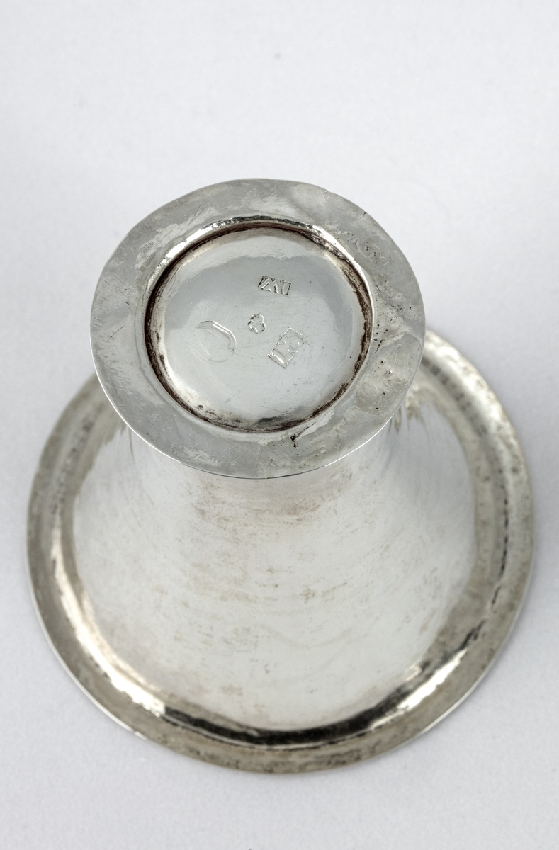 Silverbägare med kraftigt vidgande form mot mynningen. 

Silversmeden Johan Werlin föddes i Malmö 1764. Han gick i lära hos Erik Holmberg i Lund 1781, skrevs ut 1785 och vann burskap i Vänersborg 1798. År 1811 var han även rådman i Vänersborg. Han stämplade i Vänersborg från 1798 till 1828 då han sade upp sitt burskap. Werlin avled i Vänersborg 1846.

Nedanstående inköpssumma gäller allla tre bägarna på samma nummer.